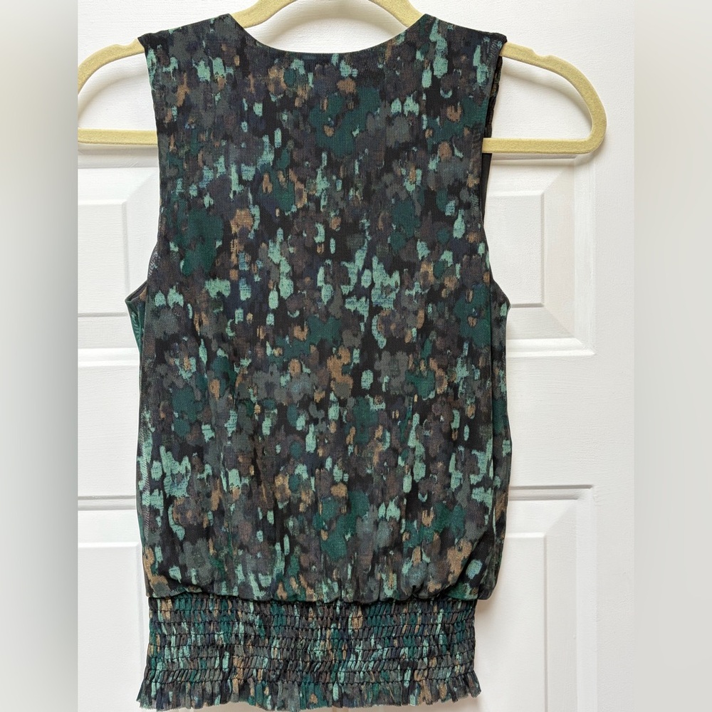 Evereve Green and Black Sleeveless Blouse. Sleeveless With V Neck Stretch - Picture 2 of 6